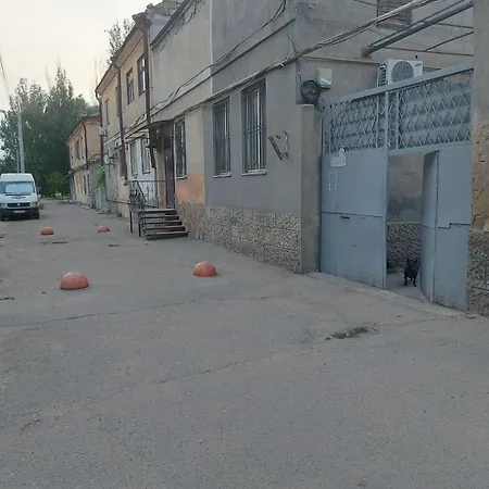 2-кімнатна біля центру міста в одеському дворику Одеса